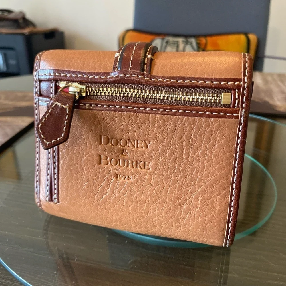 Dooney & Bourke elegant leather